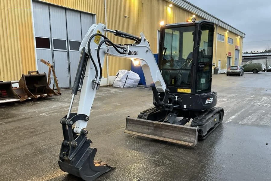 Pelle compacte Bobcat E26 – 2023 – 3 godets inclus