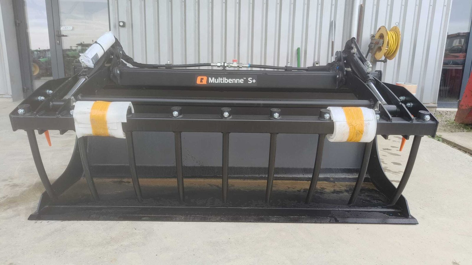 Quicke MULTIBENNE M+ 250 attelage boulonné aux choix