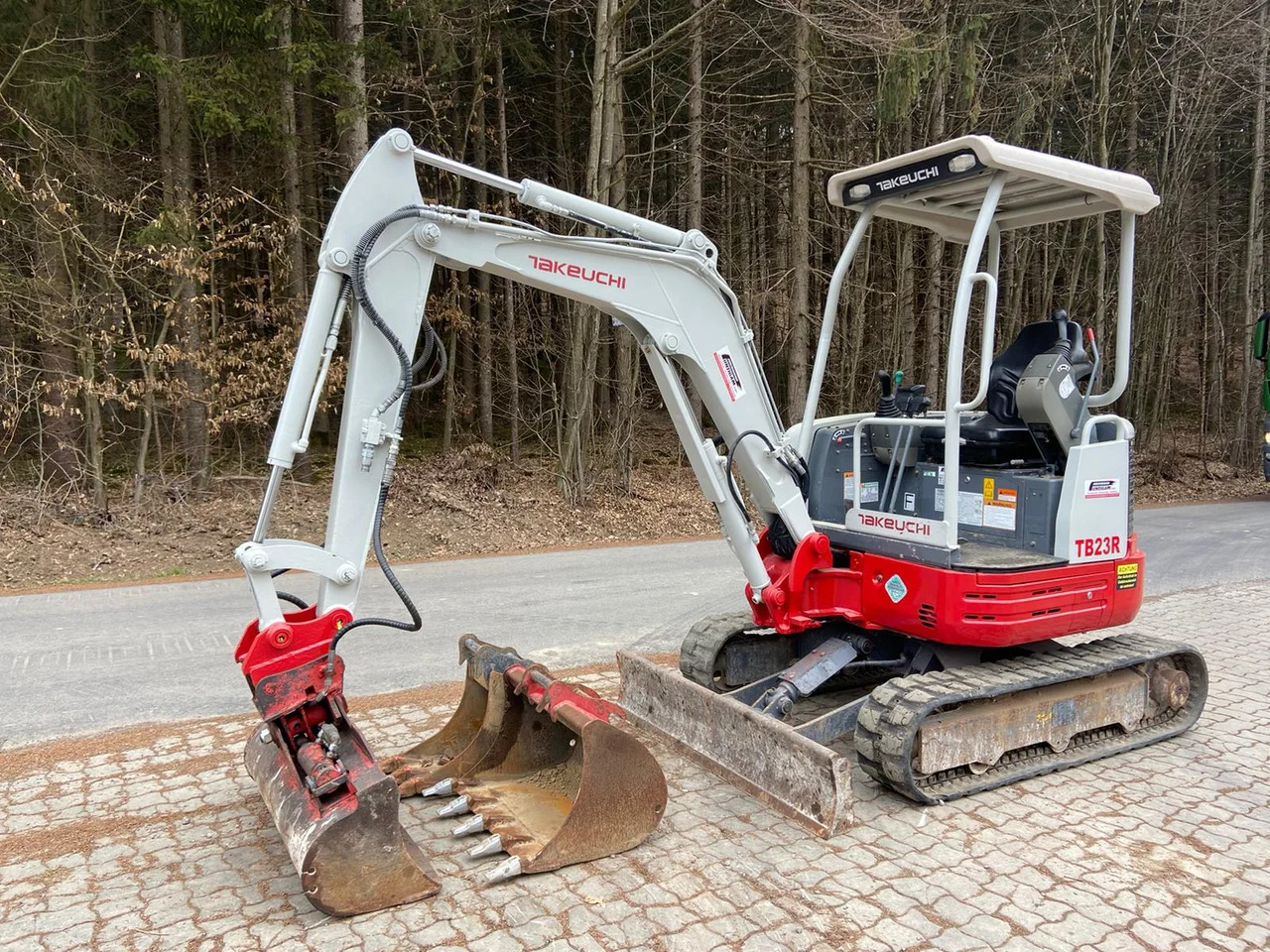 TAKEUCHI TB23R + 3 GODETS – Mini Pelle 2,5T