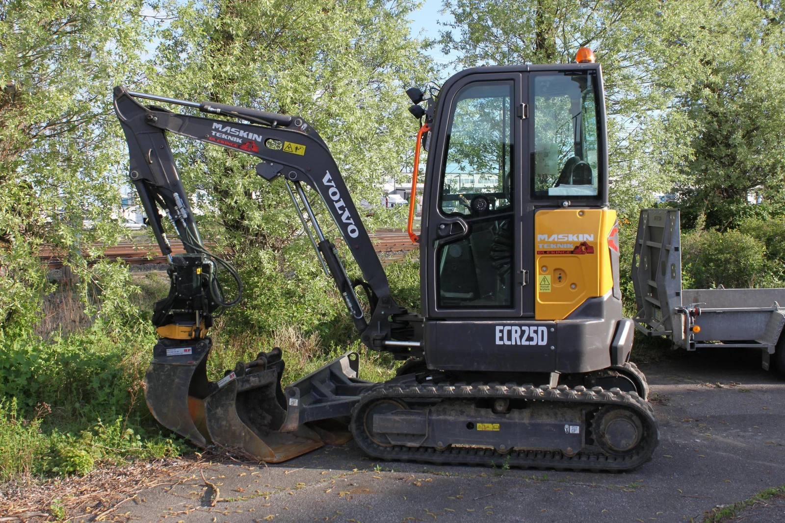 Pelle compacte Volvo ECR25D – 2020 – Tiltrotateur Engcon + Remorque + 3 godets