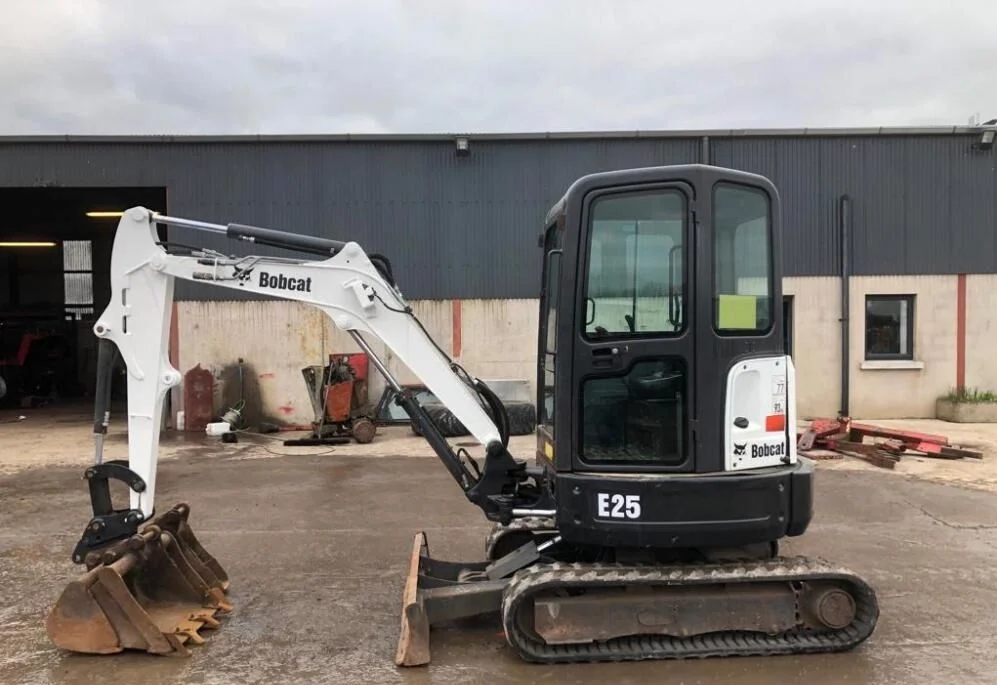BOBCAT E25-EM + 3 GODETS – Mini Pelle 2,44T – Image 7
